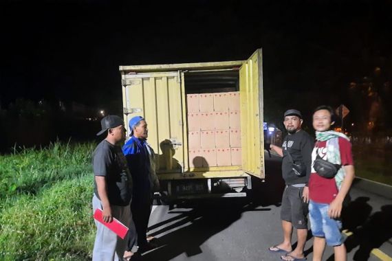 Malam-Malam Polisi Hentikan Truk Kuning, Sopir Langsung Panik, Isi Muatannya Ternyata - JPNN.COM