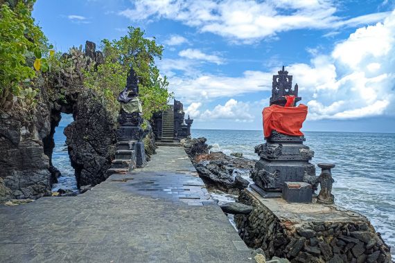 Pesona Keindahan Pura Batu Bolong dan Pantai Duduk: Bali di Gerbang Senggigi - JPNN.COM