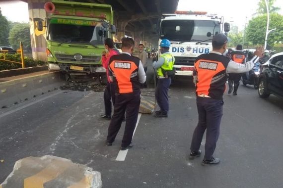 Truk Tabrak Separator Busway, WH Jadi Korban, Kondisinya Mengkhawatirkan - JPNN.COM