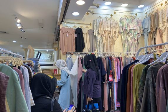 Jelang Ramadan, Pembeli dari Luar Jakarta Berburu Busana Muslim di Thamrin City - JPNN.COM