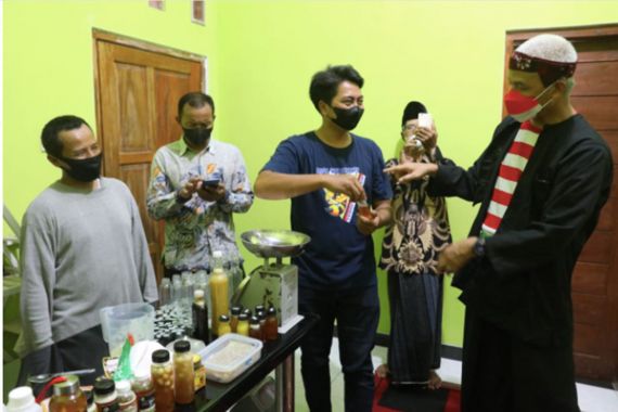 UMKM Penjual Madu Laris Manis Berkat Lapak Ganjar Pranowo - JPNN.COM