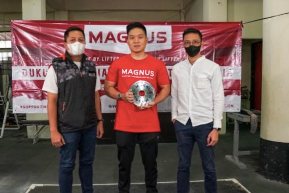 Dukung Atlet Angkat Besi Jabar, Magnus Sumbang Alat Fitness - JPNN.COM