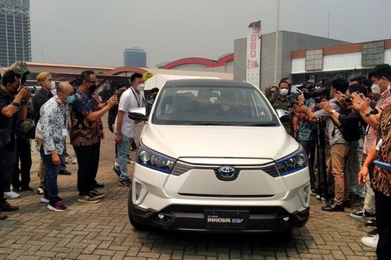 Menko Airlangga Sebut Bakal Ada 3 Mobil Listrik Meluncur Tahun Ini, Toyota Innova EV? - JPNN.COM