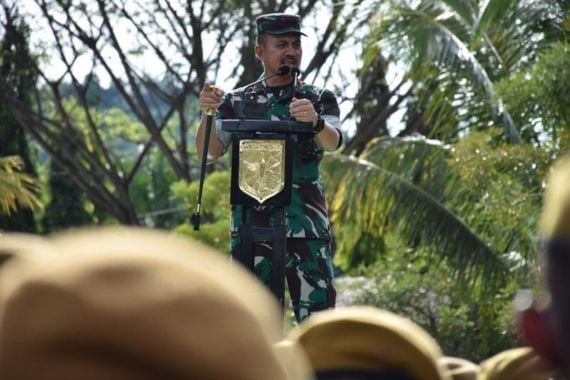 Mayjen TNI Denny Tuejeh Berangkatkan Prajurit Yonarmed 19-105 ke Daerah Operasi - JPNN.COM