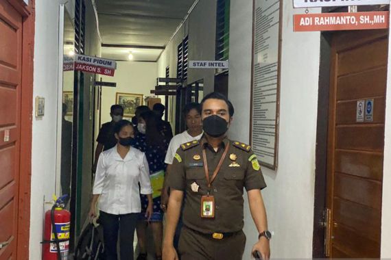 Begini Penampilan Gemiti saat Ditahan terkait Korupsi, yang Baju Putih - JPNN.COM