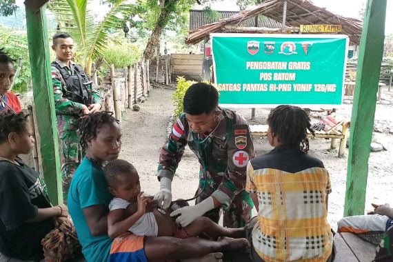 Prajurit TNI Berkeliling Kampung di Papua Saat Situasi Tak Menentu, Warga Senang - JPNN.COM