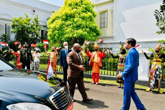 Jokowi Sambut Kedatangan PM Papua Nugini, Siapa Pejabat yang Dikenalkan Itu? - JPNN.COM