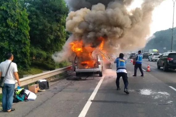 Peugeot Ludes Terbakar di Tol JORR - JPNN.COM