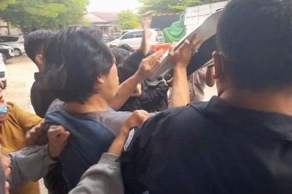 Rekonstruksi Pembunuhan di Angsoduo Ricuh, Keluarga Korban Emosi, Lalu Lakukan Ini - JPNN.COM