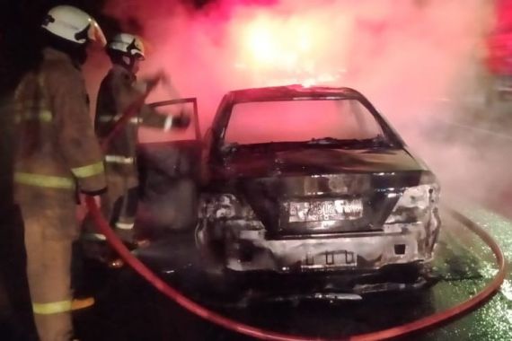 Mobil Sedan Terbakar di Tol Jakarta-Merak, Ini Penyebabnya - JPNN.COM