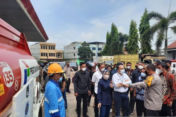 Nicke Widyawati: Truk Batu Bara tidak Boleh Isi Solar Bersubsidi di Seluruh SPBU - JPNN.COM