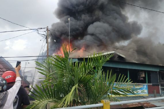 Kebakaran Hanguskan Rumah Warga Jelang Ramadan, 32 Jiwa Kehilangan Tempat Tinggal - JPNN.COM