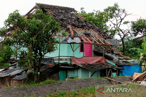 Sejumlah Rumah dan Pabrik Rusak Parah, Ternyata ini Penyebabnya - JPNN.COM