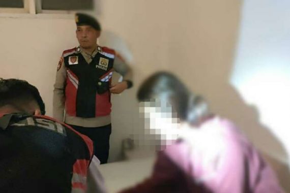 Polisi Pakai Kunci Cadangan, Pasangan Mesum Kaget, Pintu Kamar Ada yang Buka - JPNN.COM