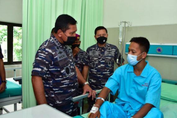 Wakasal Kunjungi Prajurit Marinir Korban Serangan di Papua - JPNN.COM