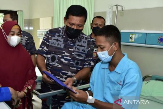 Temui Prajurit Marinir Korban Serangan KKB, Lihat yang Dilakukan Laksdya Heri - JPNN.COM