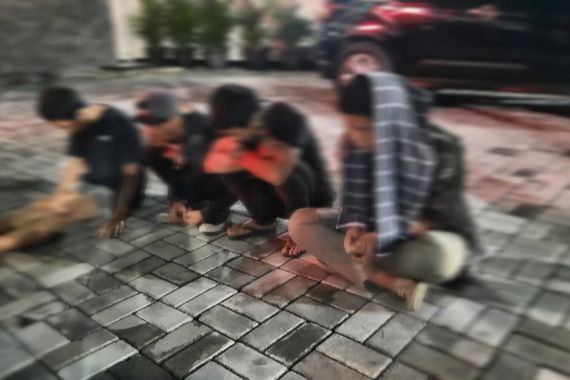 4 Remaja Ini Ditangkap Polisi Ketika Hendak Tawuran Pakai Benda Tak Lazim - JPNN.COM