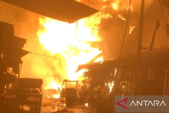 Lebih 30 Rumah di Kampung Nelayan Banyuasin Terbakar, 2 Orang Terluka - JPNN.COM