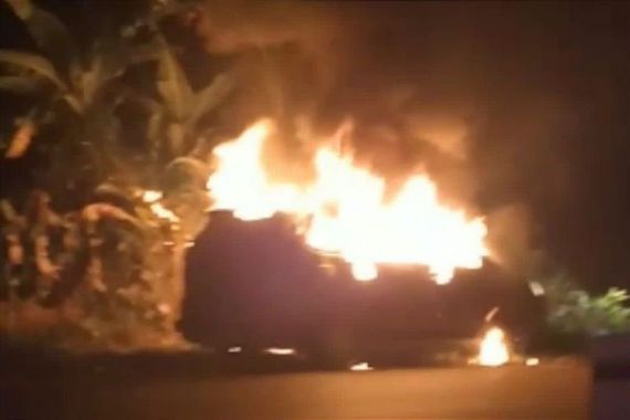 Mobil Terbakar Tepat di Depan SPBU, Warga Langsung Panik - JPNN.COM