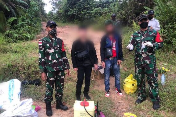 Pasukan TNI Tangkap 5 Orang di Perbatasan Indonesia - Malaysia, Lihat Barang Buktinya - JPNN.COM