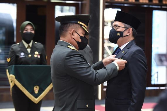 Jenderal Dudung Anugerahkan Bintang KEP Utama Kepada Ketua BPK - JPNN.COM