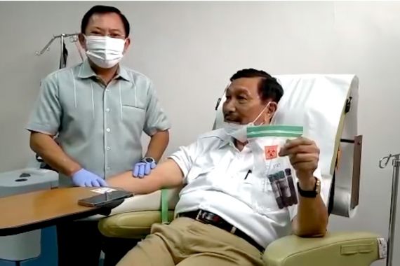 Luhut Bertemu Terawan, Diambil Darahnya Demi Vaksin Nusantara - JPNN.COM