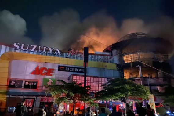 Sudah 10 Jam Api Membakar Suzuya Mall, Petugas Damkar Kewalahan - JPNN.COM