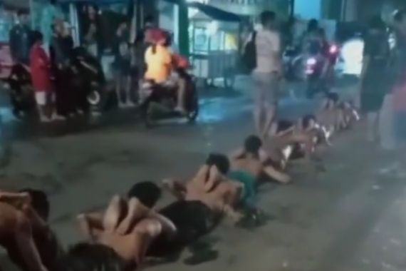 Viral, 10 Remaja Ditangkap Warga dan Merayap di Jalanan, Oh Ternyata - JPNN.COM