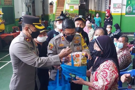 AKBP Ahmad Fanani Bagi-Bagi Minyak Goreng Gratis ke Warga, dengan Syarat - JPNN.COM