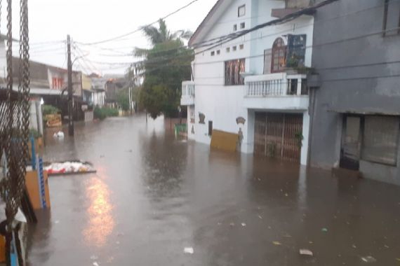 Hujan Lebat, 11 Titik di Kota Bekasi Banjir, Lihat Fotonya - JPNN.COM