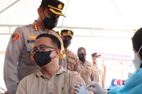 Vaksinasi di Jakarta Timur, Warga Dapat Sembako Hingga Uang - JPNN.COM