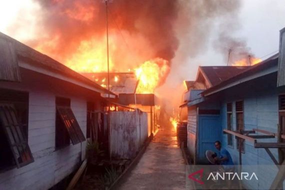 Jelang Berbuka Puasa, Delapan Rumah Warga Malah Terbakar - JPNN.COM