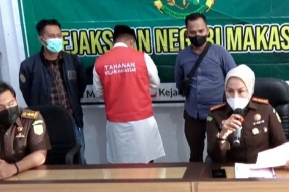 Buron Setahun, Politikus Golkar Risman Pasigai Ditangkap di Warung Kopi - JPNN.COM