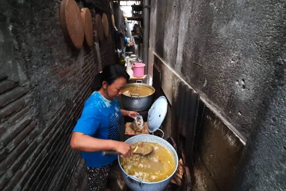 Tengkleng Yu Tentrem, Kenikmatan Menyantap Daging Menempel Tulang di Gang Sempit - JPNN.COM
