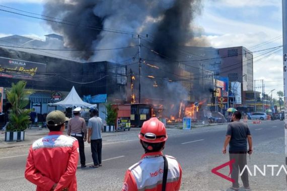 Kebakaran Terjadi di Pusat Kegiatan Masyarakat Mimika, Polisi Bergerak, Lihat Tuh - JPNN.COM