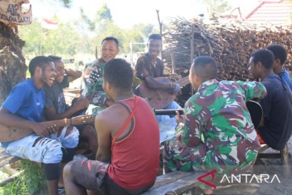 Demier Kogoya: Abang TNI dari Satgas 412 Kostrad Baik, Sering Ajak Kami Makan dan Bernyanyi Bersama - JPNN.COM