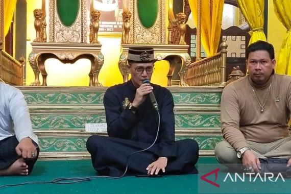 Sultan Pontianak Membantah Omongan Ali Fikri KPK, Siapa Pria di Sampingnya Itu? - JPNN.COM