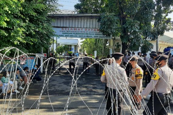 Munarman Hadapi Sidang Vonis Kasus Terorisme Hari Ini, PN Jaktim Dikelilingi Kawat Duri - JPNN.COM