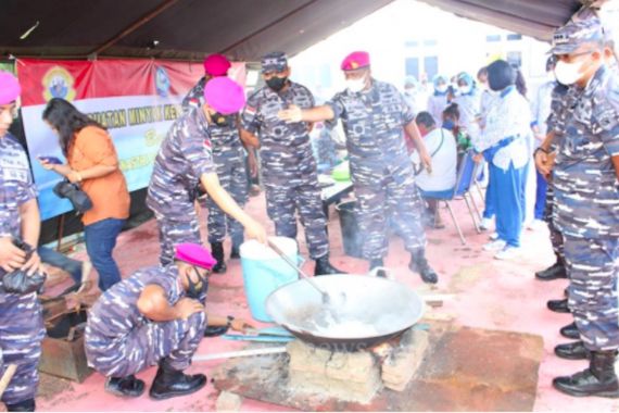 Marinir TNI AL Ajari Warga Merauke Cara Bikin Minyak Goreng - JPNN.COM