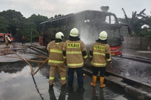 Bus Terbakar di Terminal Pulogebang, Apa Penyebabnya? - JPNN.COM