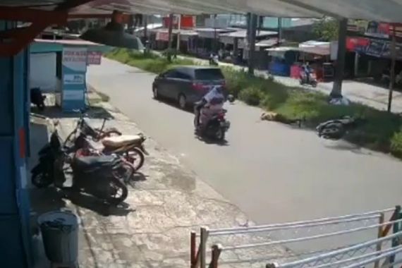 Pemotor Tewas di Tengah Jalan, CCTV Merekam Kejadian Itu, Ngeri - JPNN.COM