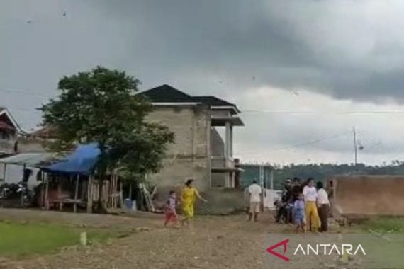 Diterjang Angin Puting Beliung, Belasan Rumah di Cianjur Rusak - JPNN.COM