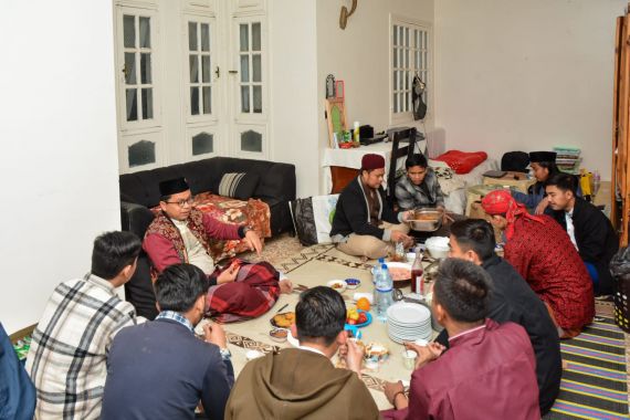 Lihat Tuh Kebersamaan Gus Dubes dengan Mahasiswa Tunisia Jelang Berbuka, Makanan Nusantara Jadi Takjil - JPNN.COM