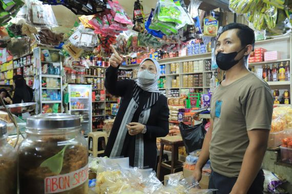 Lihat, Pulang dari Kantor, Menaker Ida Fauziyah Ngabuburit di Pasar Tradisional - JPNN.COM