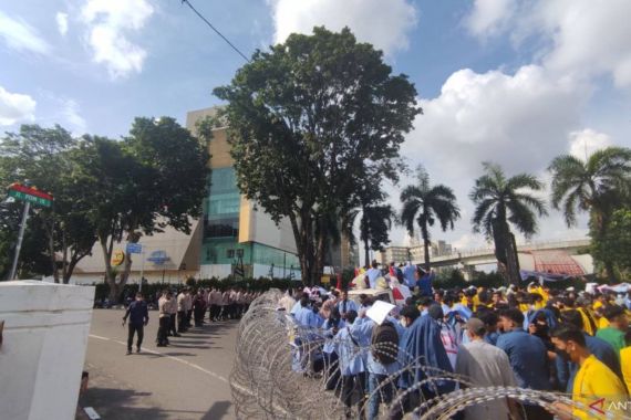 Massa Mahasiswa Bergerak, Polisi Blokade Jalan - JPNN.COM