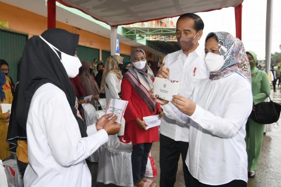 Jokowi Salurkan BLT Minyak Goreng, Risma Ikut Serahkan Bantuan Atensi - JPNN.COM