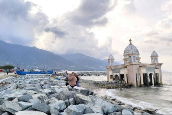 Masjid Terapung Menjadi Saksi Bisu Kelamnya Bencana Gempa-Tsunami - JPNN.COM