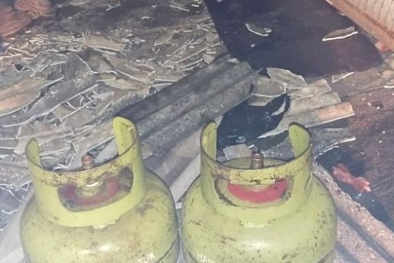 Tabung Gas Meledak, Warteg di Jakbar Terbakar, 3 Orang Terluka - JPNN.COM