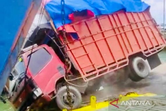 Innalillahi, Truk Pengangkut Bahan Pokok di Aceh Nyemplung ke Laut - JPNN.COM