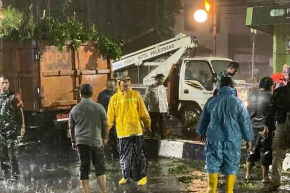 Hujan Deras, Pak Wali Kota Pakai Jas Hujan Kuning ke Tengah Jalan - JPNN.COM